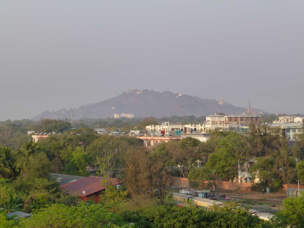 Вид на город и Мандалай-хилл с крыши отеля