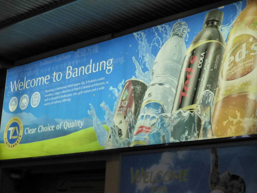 Реклама при входе в аэропорт