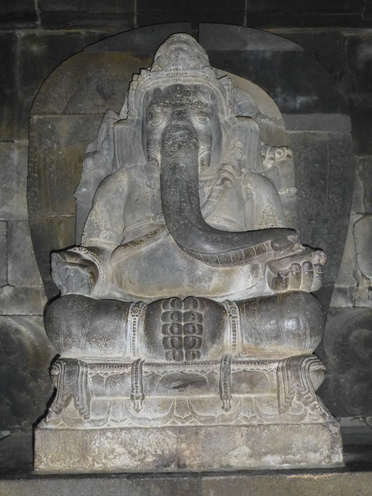 Статуя Ганеши в главной чеди, посвященной Шиве (там 4 разные статуи в 4-х нишах).