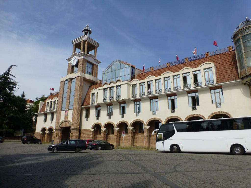 Здание мэрии на площади