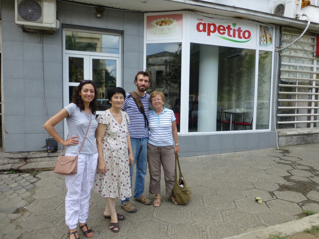 У кафе Apetito с хозяйкой