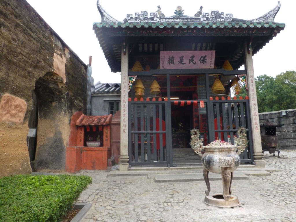 Китайский храм рядом с собором Na Tcha.
