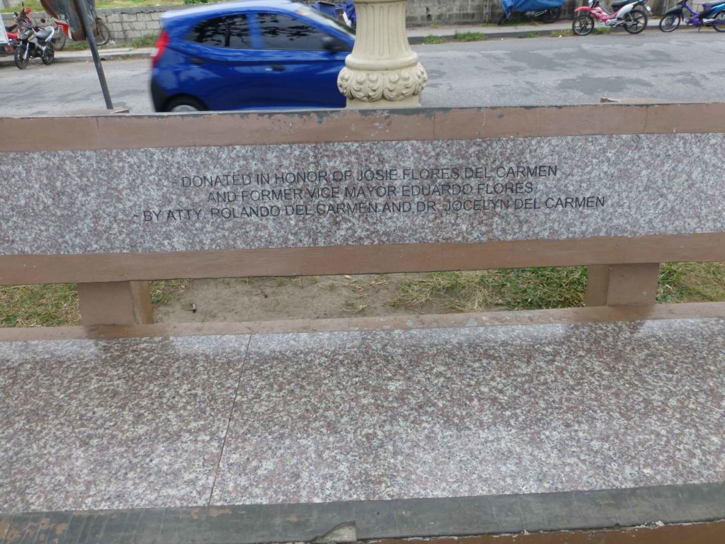 Надпись на скамейке