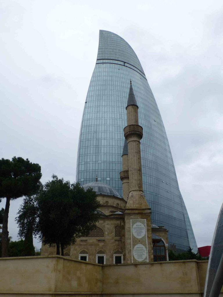 Мечеть на фоне Пламенной башни