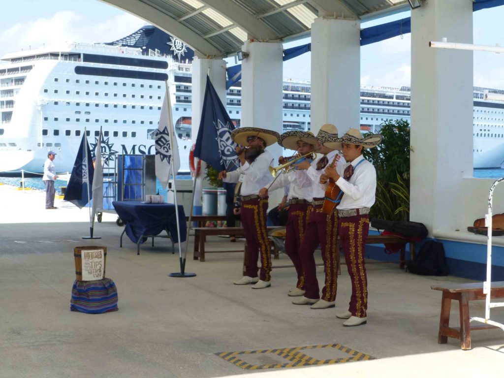 Музыканты играют перед посадкой на корабль