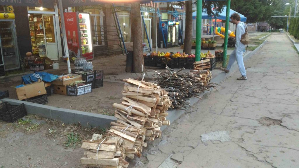 На улицах продают дрова.