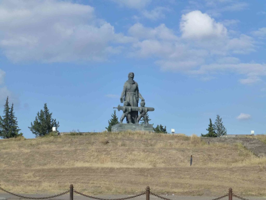 Памятник в Грузии