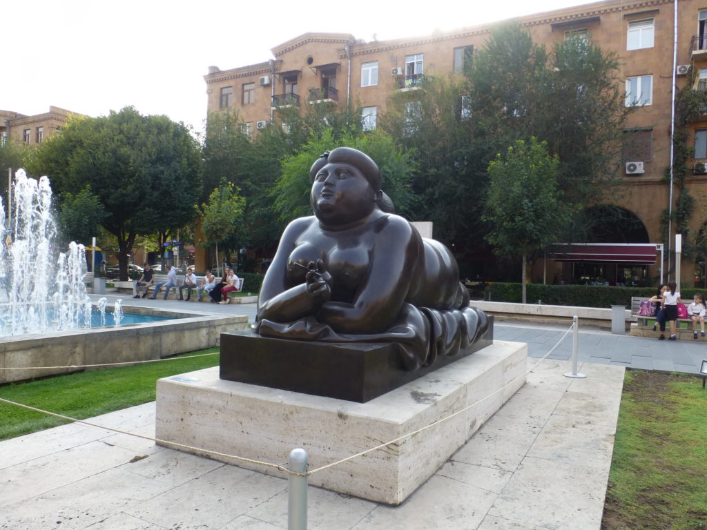 Статуя курящей у Каскада в Ереване