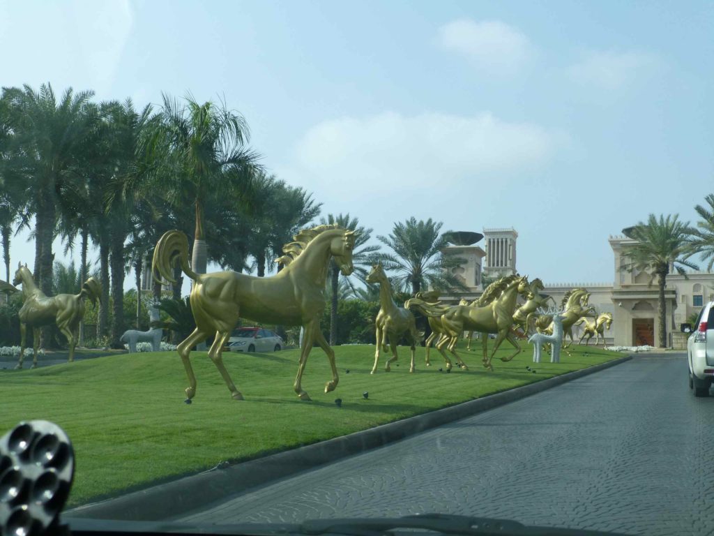 Скульптуры коней